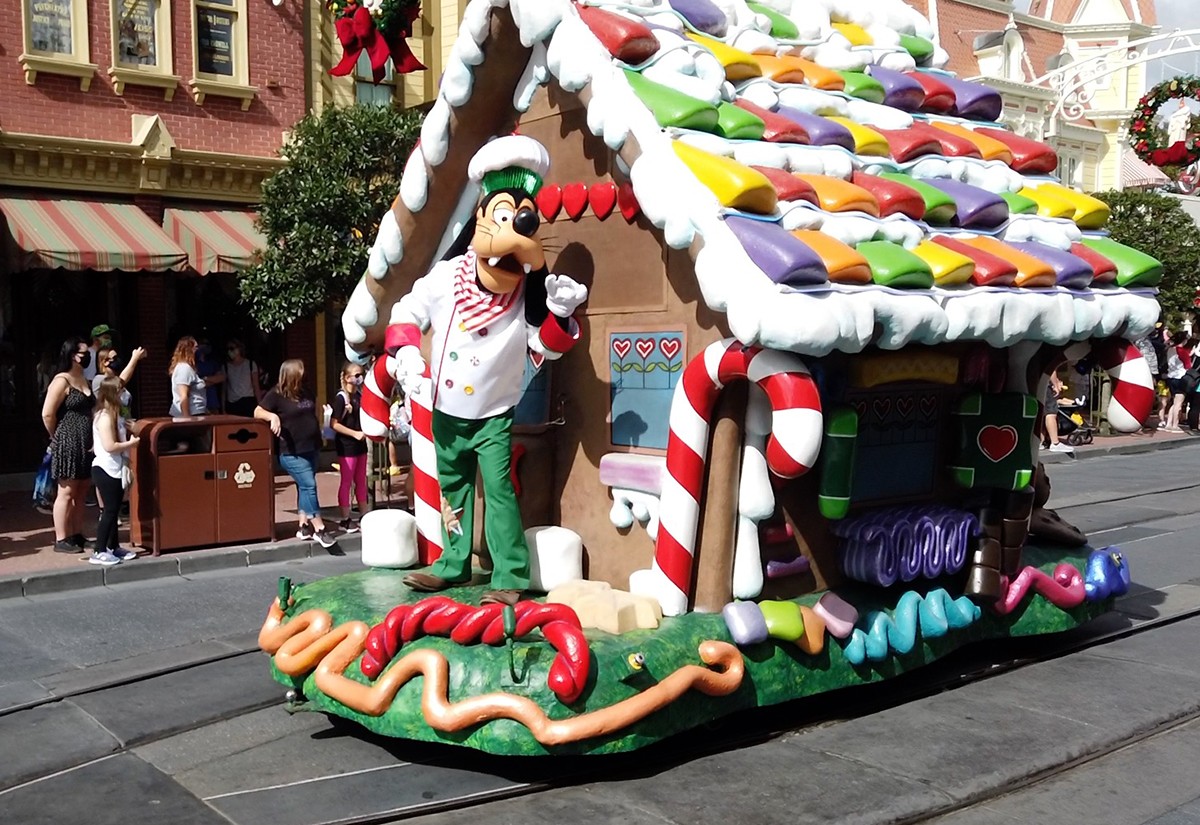 Photo, Video: Goofy Holiday Cavalcade rolls through Magic Kingdom