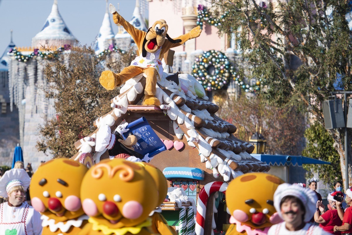 Disneyland Christmas Parade Broadcast Time 2022 What Time, Tv, Channel Is The Disney Christmas Day Parade 2021?