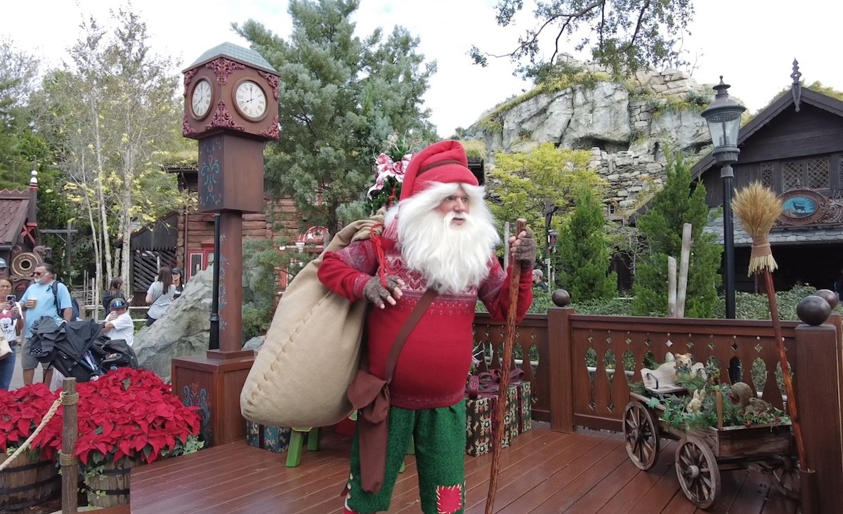 Video: Meet the Barn Santa, the funniest Santa at EPCOT - Disney Diary